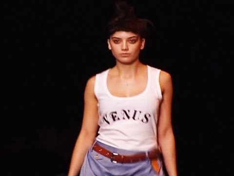 Sexy Priety Zinta Sizzles The Ramp