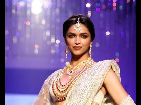Deepika Padukone Fires on Ramp at IIJW