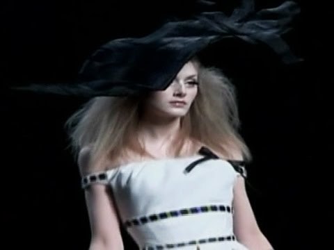 HOT JEWELLERY ON HOT MODELS AT IIJW 2010