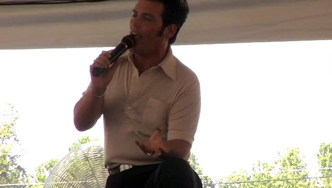 Franz Goovaerts sings 'Suspicious Minds' Elvis Week 2007