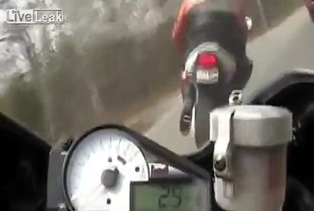スポーツバイクでカーブを抜ける際にスリップし転倒