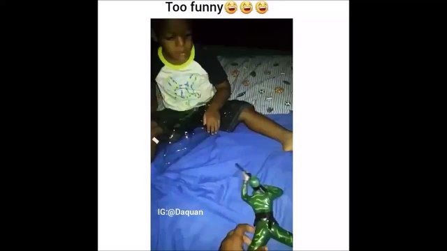 Un enfant terrifié par son jouet... Le pauvre