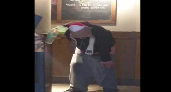 Un homme se venge de Starbucks en faisant caca devant tout le monde
