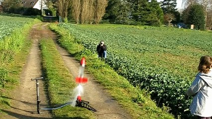 Aquastar, fusée à eau grimpant à 100 m