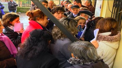 RADHE TE GJATA NE LEZHE NE PRITJE TE PAISJES ME KARTEN E SHENDETIT NE SPORTELE LAJM