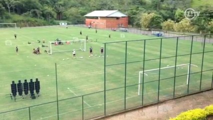 Comissão técnica do Vasco brinca de desafio do travessão após o treino