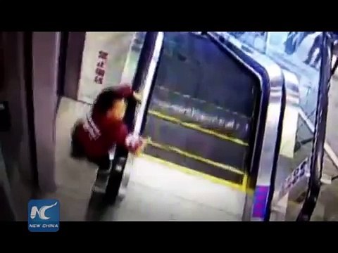 Captan el momento en el que un niño casi se cae por unas escaleras eléctricas