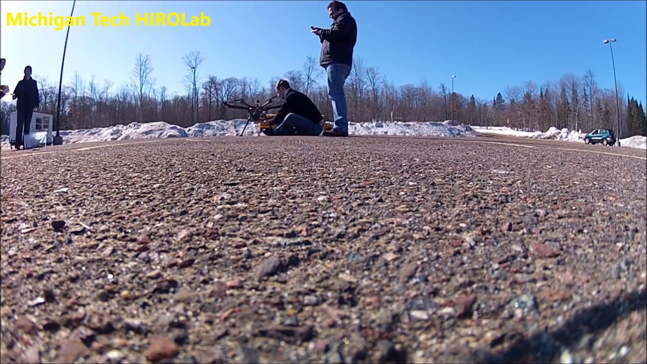 Un drone attrape les autres drones avec un systeme de filet projeté en l'air