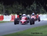 Une mouette s'incruste sur le capot d'une mini F1 en pleine course