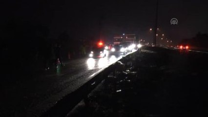 Tır Devrildi, Yol Trafiğe Kapandı