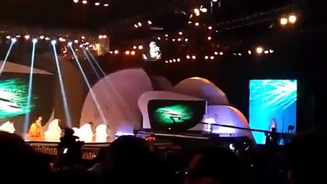 Urwa Hocane Falls on Stage while Performing @ Lux Style Awards 2015