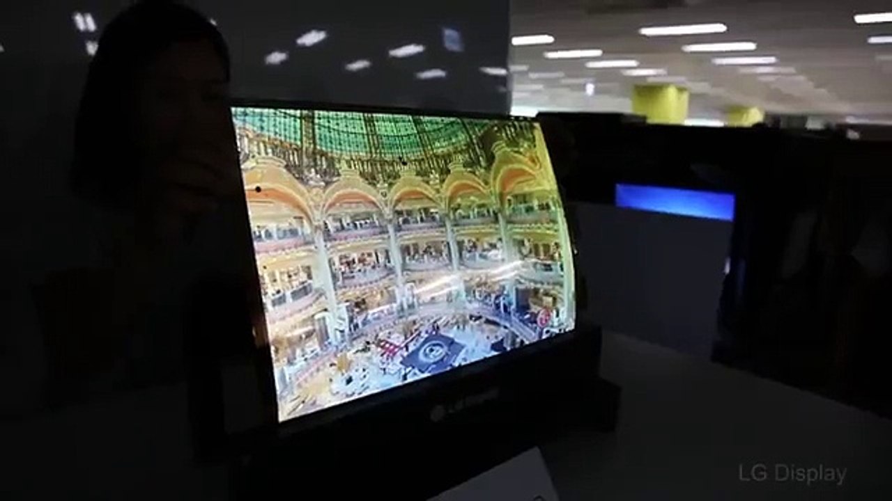LG shows off their impressive BENDING tv screen at CES
