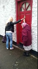 Mujer de 82 años tocó la puerta de un vecino y salió corriendo