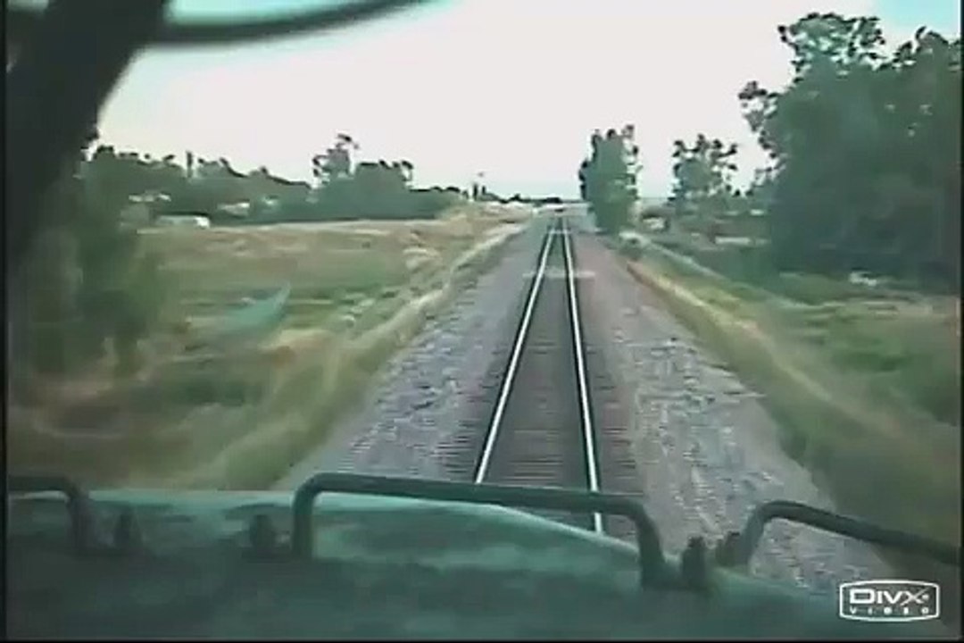 head on collision of trains 電車同士が正面衝突