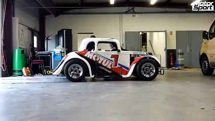 Legend car on wet track : fun ! (Motorsport)