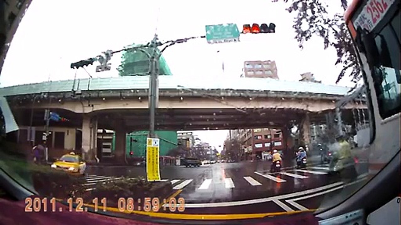 信号無視の車にスクーターが激しく衝突