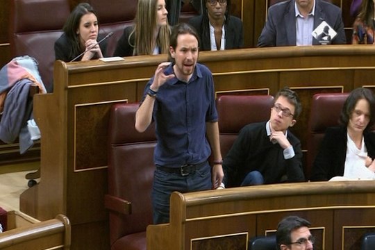 Podemos reclama reforma de la Constitución al prometer sus cargos
