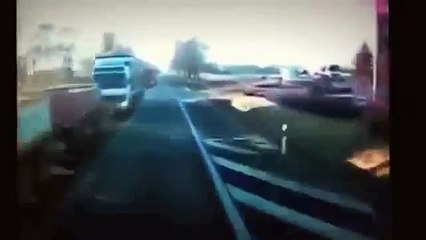 【海外衝撃映像】自動車事故総集編　大型トラック　トレーラー編