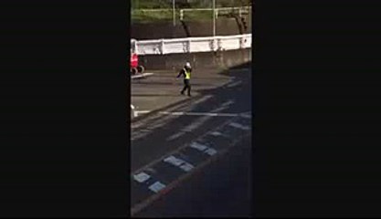 İşini Eğlenceli Hale Getiren Trafik Polisi