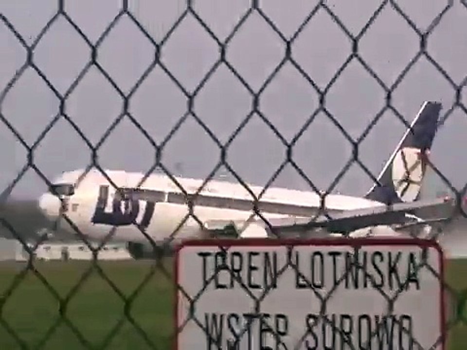 ボーイング767の胴体着陸を一般の人が撮影した大迫力の映像