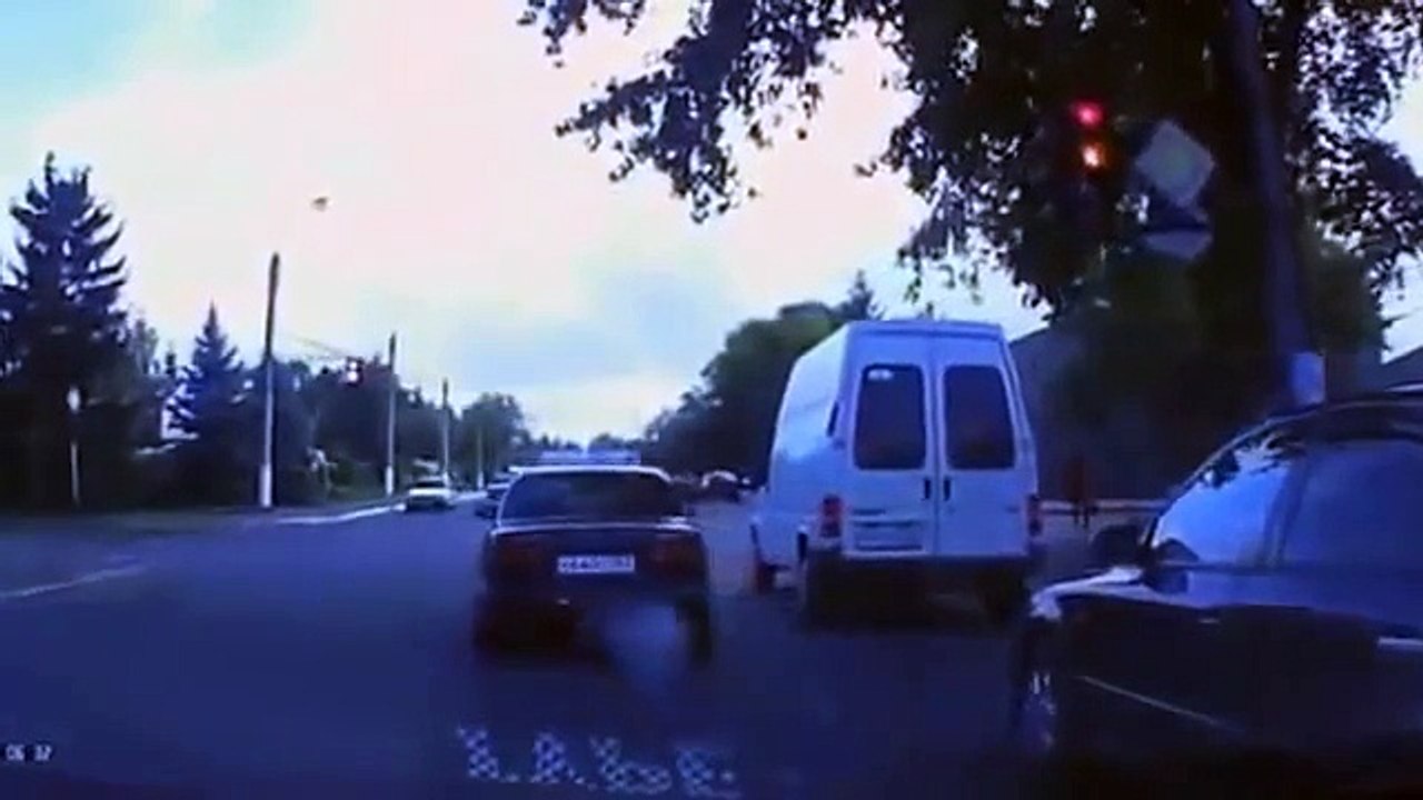 【衝撃映像】　海外自動車事故　衝撃クラッシュシリーズ　決定的瞬間　No １3
