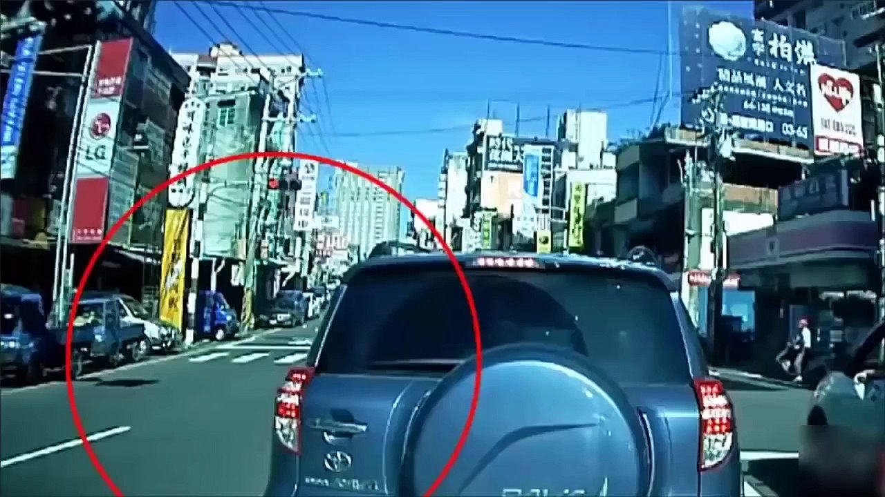 オートバイのクラッシュは非常に危険と致命的です + 18