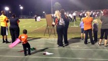 Cet enfant de 3 ans assure le show pendant la mi-temps d'un match de foot