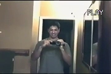 Kız Arkadaşının Duşta Videosunu Çekerken Bir Ayrıntı Dikkatini Çekti