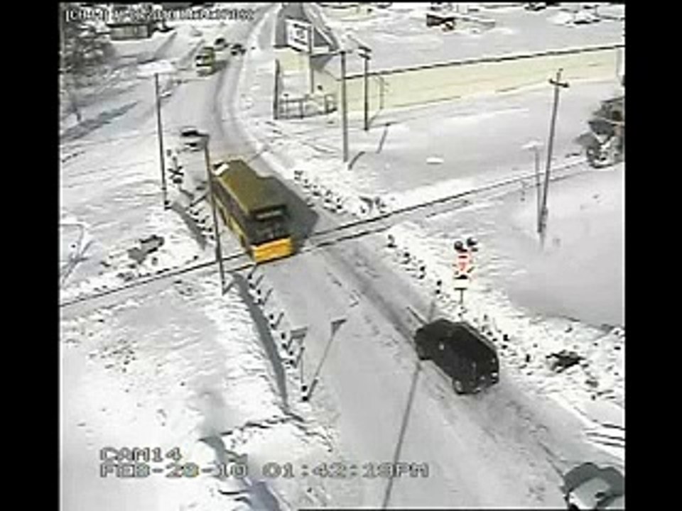 バスが中央分離帯を乗り越え正面衝突。【交通事故動画】　Car Crash HD