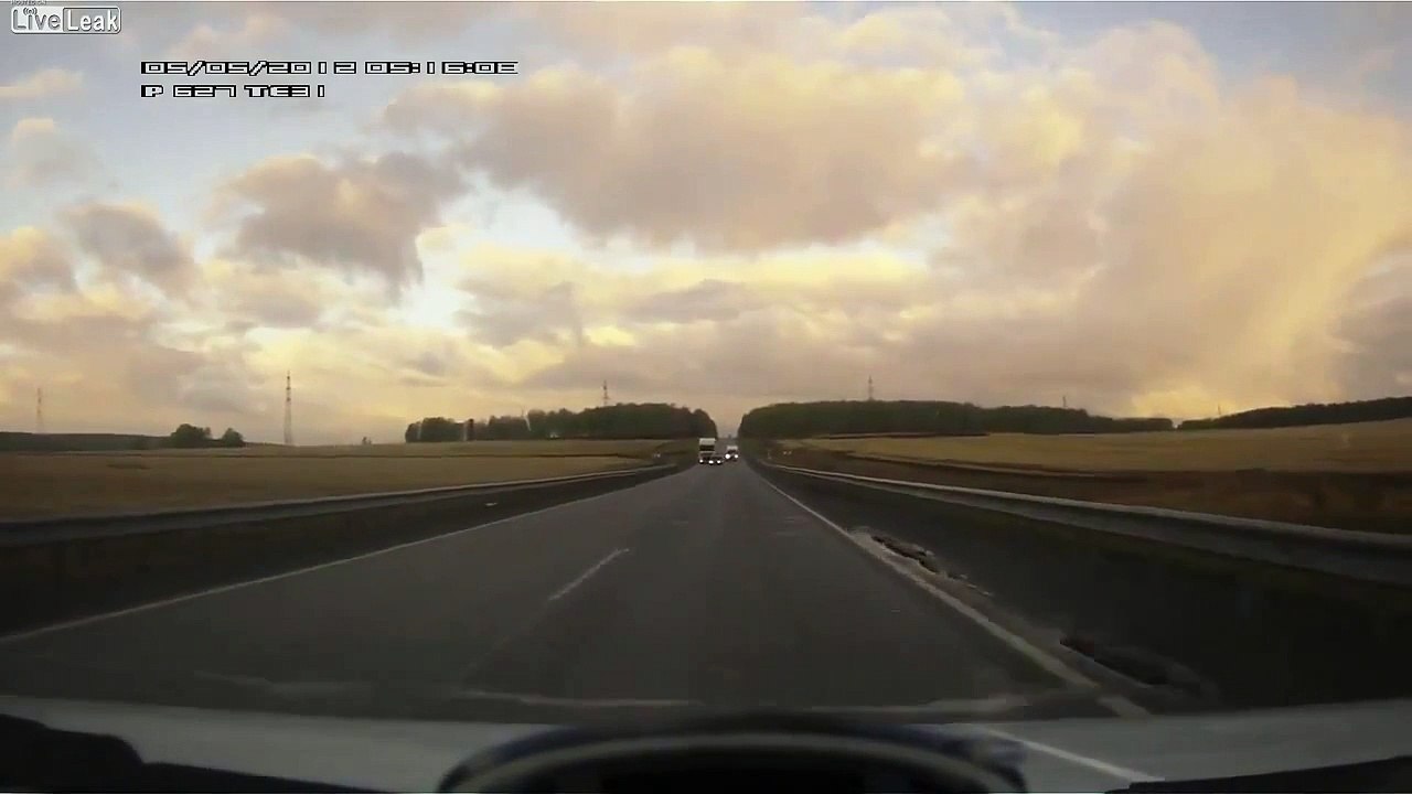 Car crash 正面衝突をとらえたドライブレコーダー