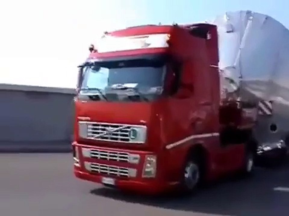 巨大サイロを輸送する大型トレーラー