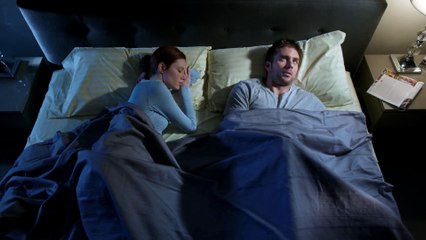 Elle pense que son mari se fait plaisir sous la couette mais quand ...