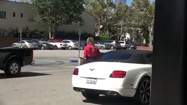 X17 EXCLUSIVE - Khloe Kardashian Shows Off Incredible Curves At Saks