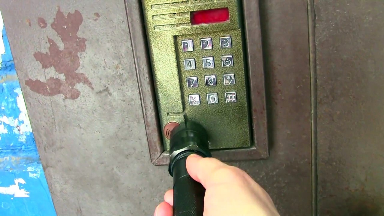 Ce russe ouvre une porte à Digicode avec un taser électrique