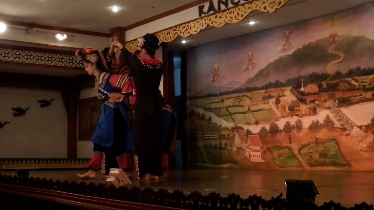 "LA DANSE DES TRIBUS" DANSE TRADITIONNELLE KANTOKE A CHIANG MAI (THAÏLANDE) LE 28 NOVEMBRE 2015