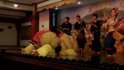 "LA DANSE DES OISEAUX KINGHARA" DANSE TRADITIONNELLE KANTOKE A CHIANG MAI (THAÏLANDE) LE 28 NOVEMBRE 2015