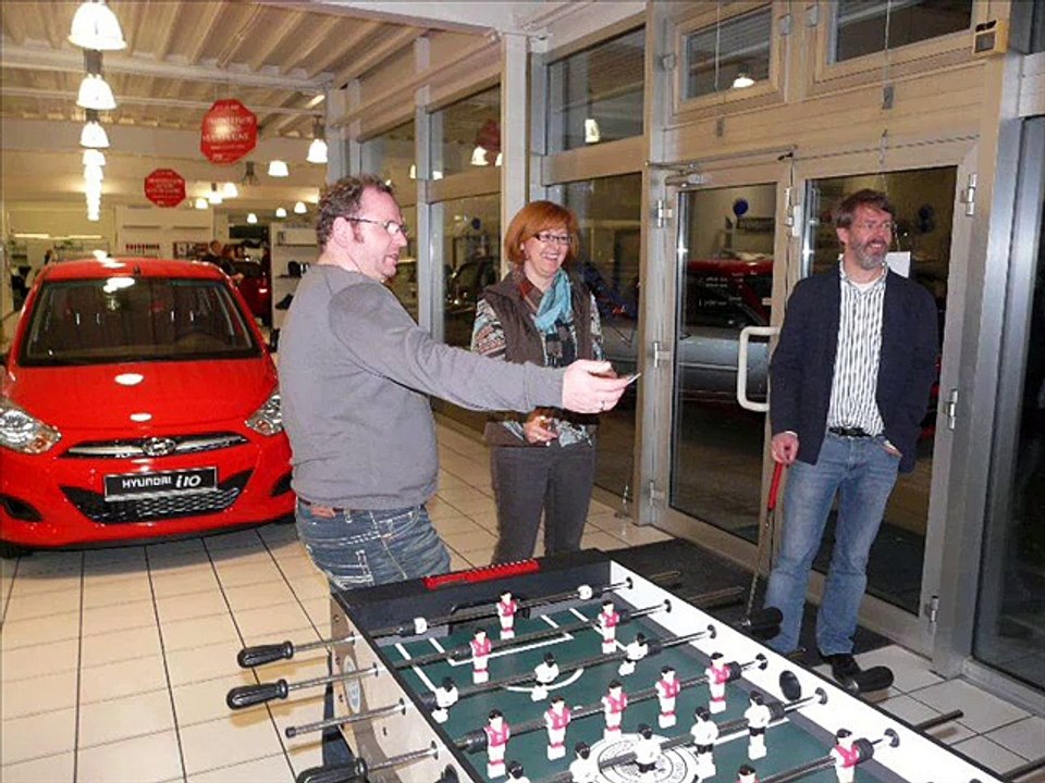 Bürogolf in Bremen und dann im Autohaus. Hat uns viel Spaß gemacht. - YouTube