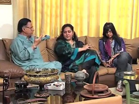 Hassan Nisar’s Wife First Time on Live TV Asking a Question From Hassan Nisar