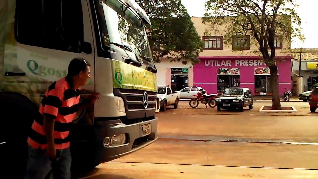 Hora da saida dos refens no assalto ao Banco do Brasil