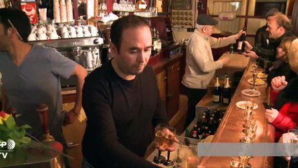 Attentats de Paris: le bar "Le Carillon" rouvre ses portes