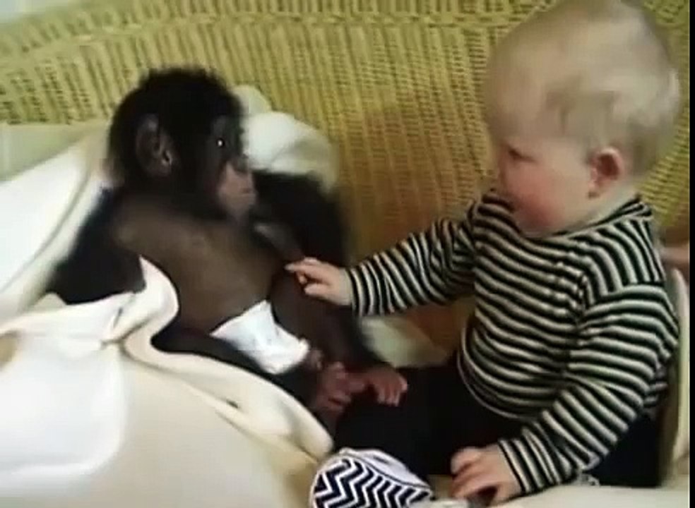 L'enfant ressemble à un singe