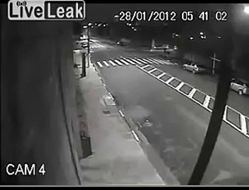 Car crash 激しい交通事故で車が真っ二つに
