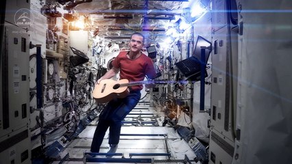 quand un astronaute canadien  reprend space oddity en apesanteur ca donne ca