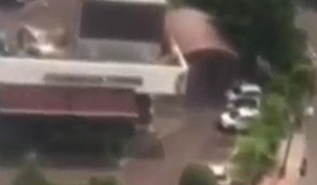 Джакарта атакована террористами- в городе прогремело несколько взрывов