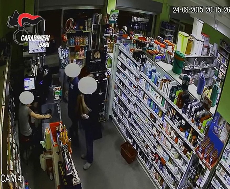 Assaltano quattro negozi in una settimana con un coltello, uno dei due incastrato dal tatuaggio