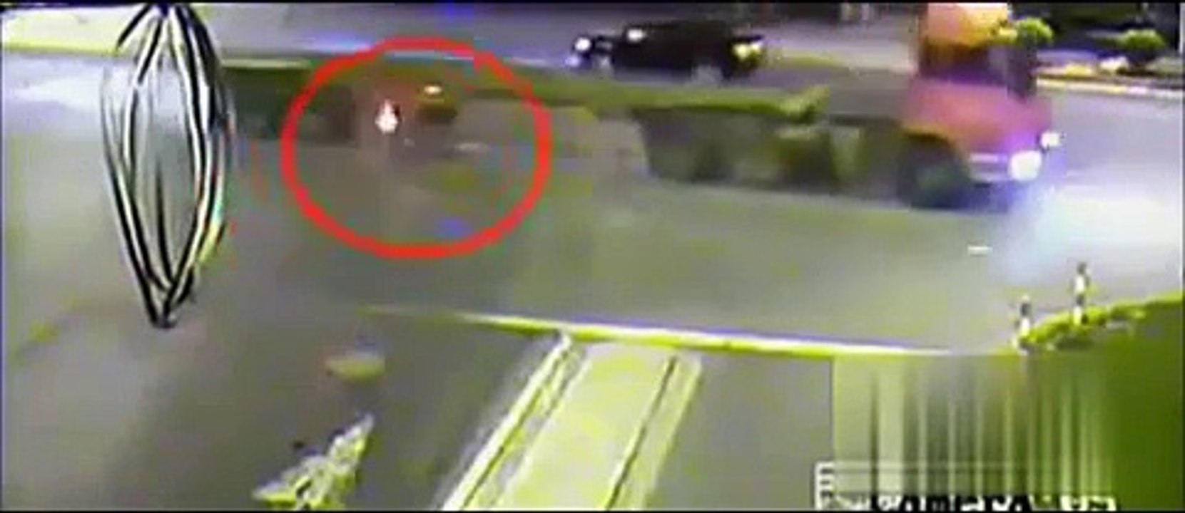 信じられない衝撃映像　人が車にひかれる瞬間　衝突事故　中国自動車事故The moment that people are drawn to the car