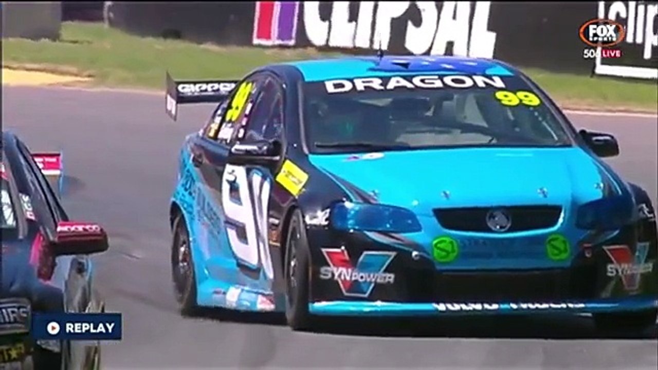 Acidente em uma corrida de carros em movimento lento