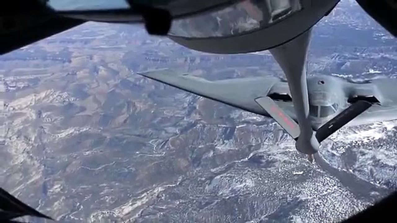 Дозаправка стелс-бомбардировщика B-2 Spirit в воздухе