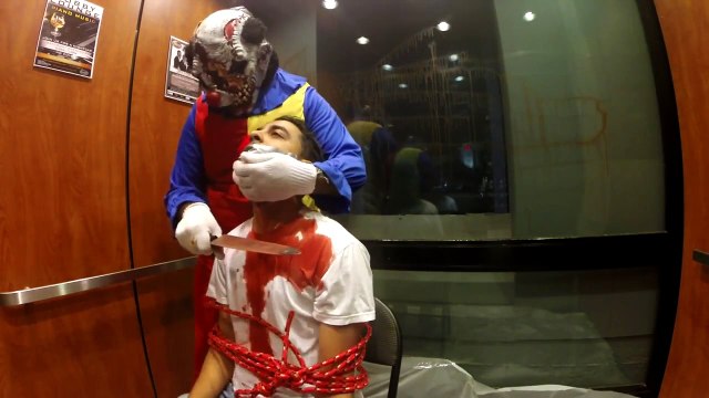 KILLER CLOWN SLITTING THROATS - Elevator Scare Prank - Scary Pranks (Prank Kings)
