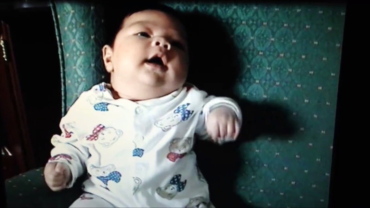 Manque de stabilité pour ce bébé qui éternue!